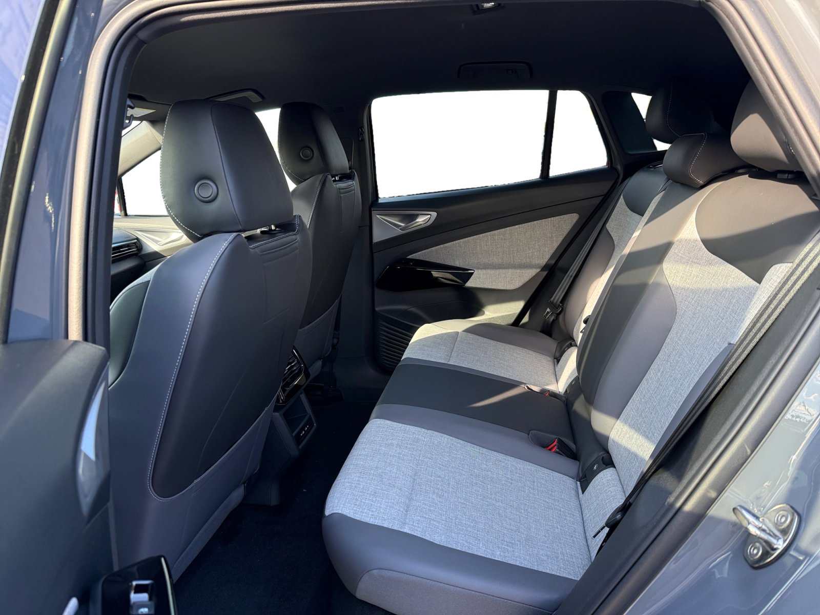 New 2025 Volkswagen ID.4 Pro RWD image 16