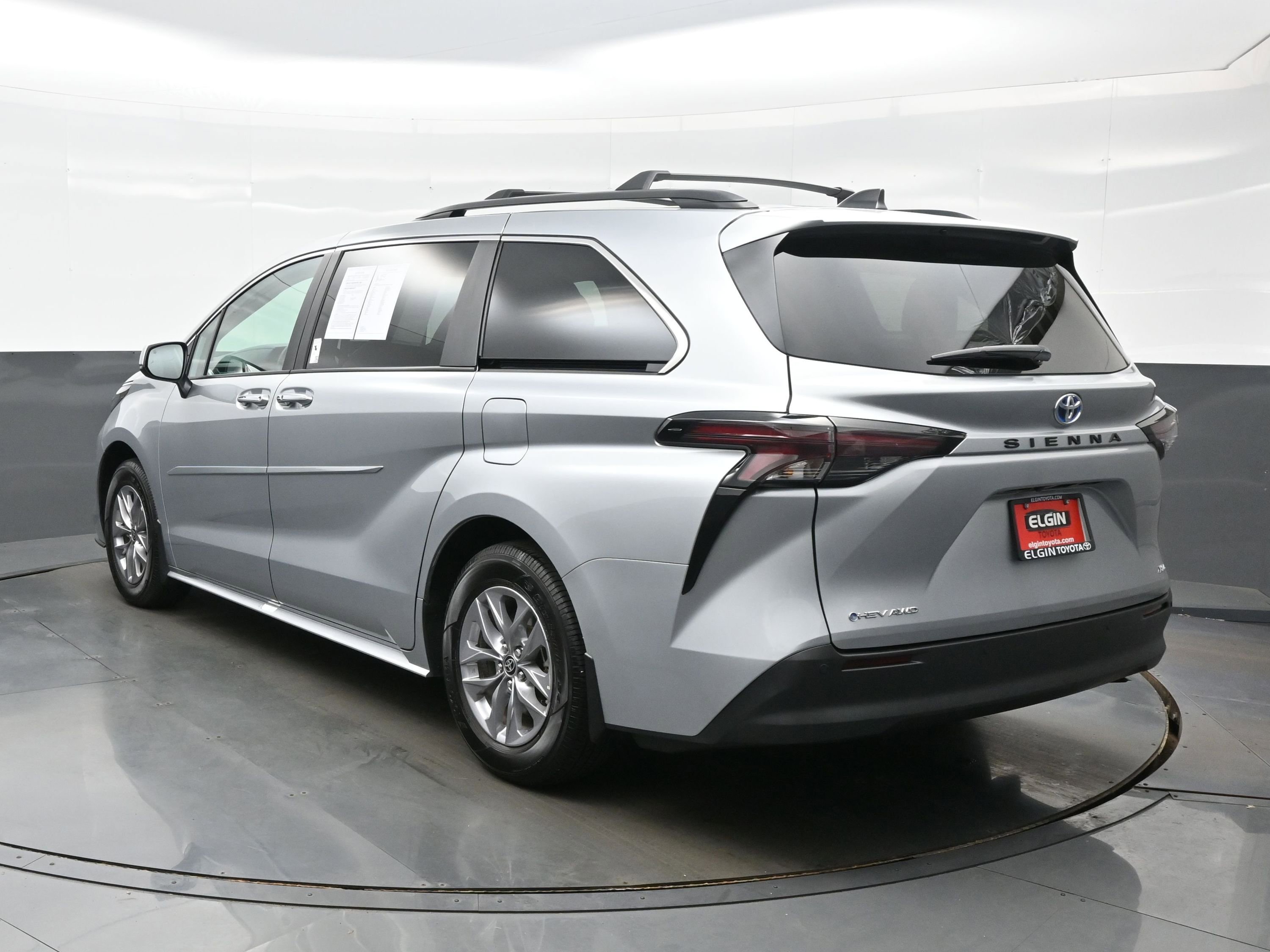 Used 2025 Toyota Sienna XLE w/ XLE Plus Package AWD/4WD image 4