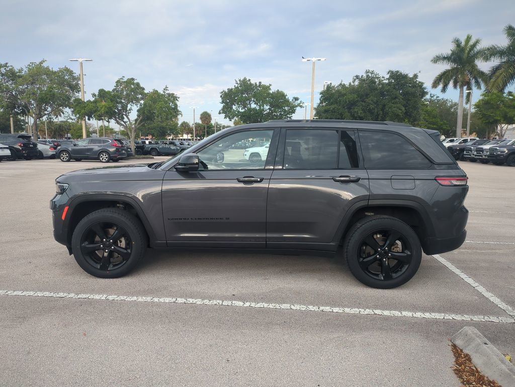 Used 2023 Jeep Grand Cherokee Altitude AWD/4WD image 9