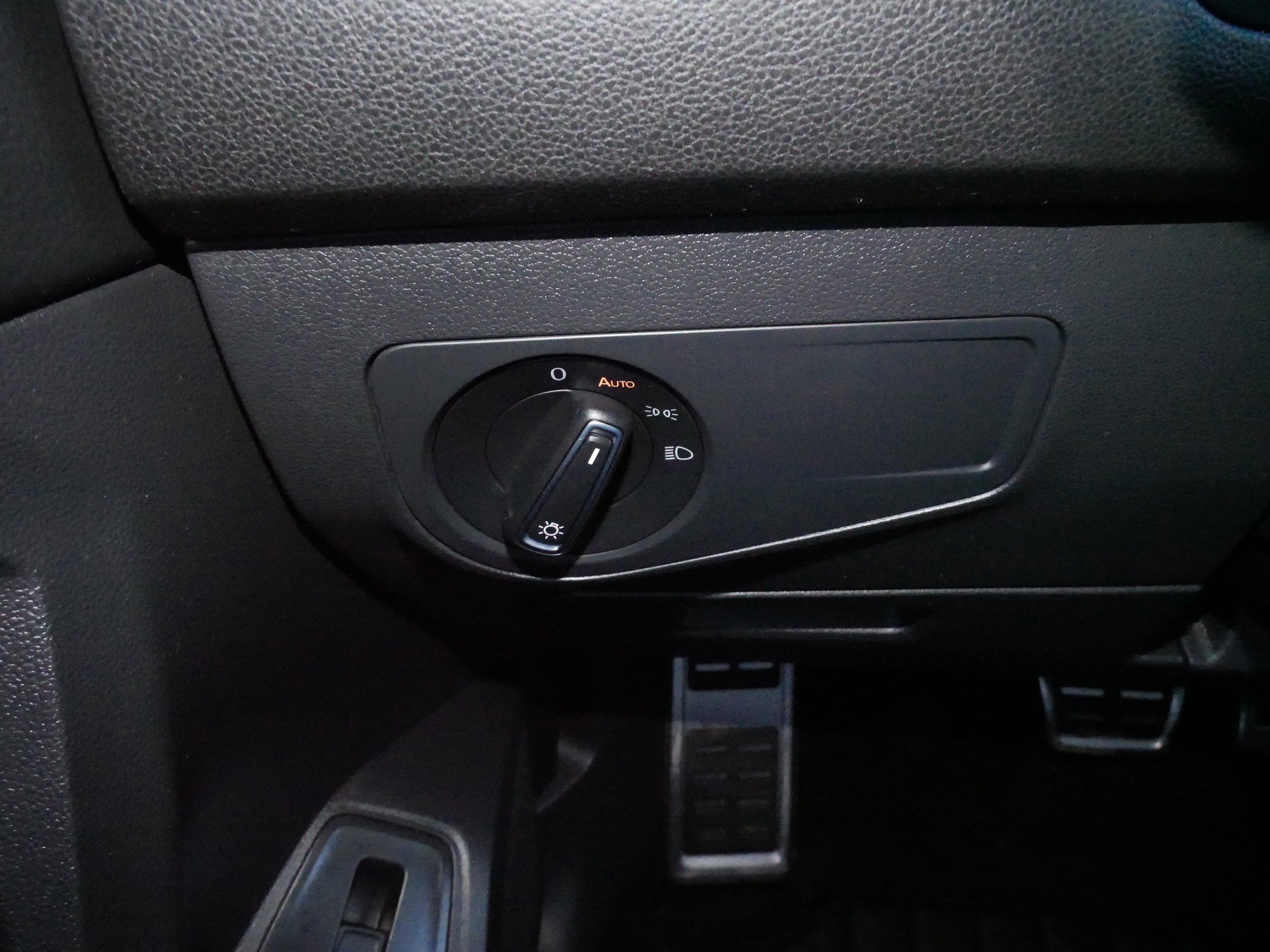 Certified 2022 Volkswagen Tiguan SE R-Line image 26