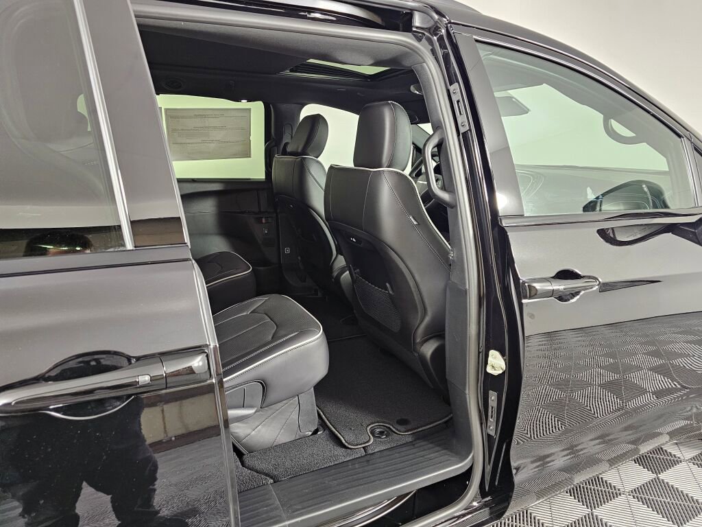 New 2026 Chrysler Pacifica Limited w/ S Appearance Package image 37