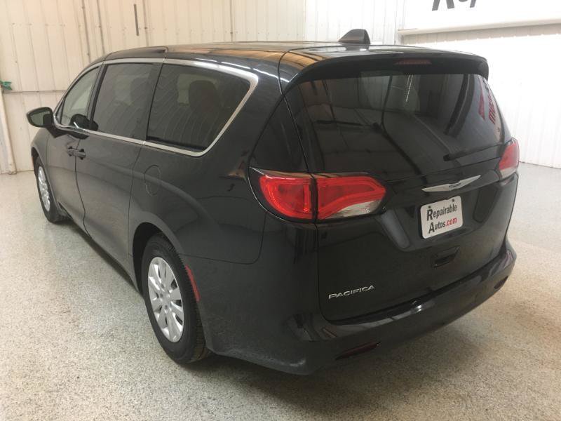 Used 2018 Chrysler Pacifica L FWD image 3