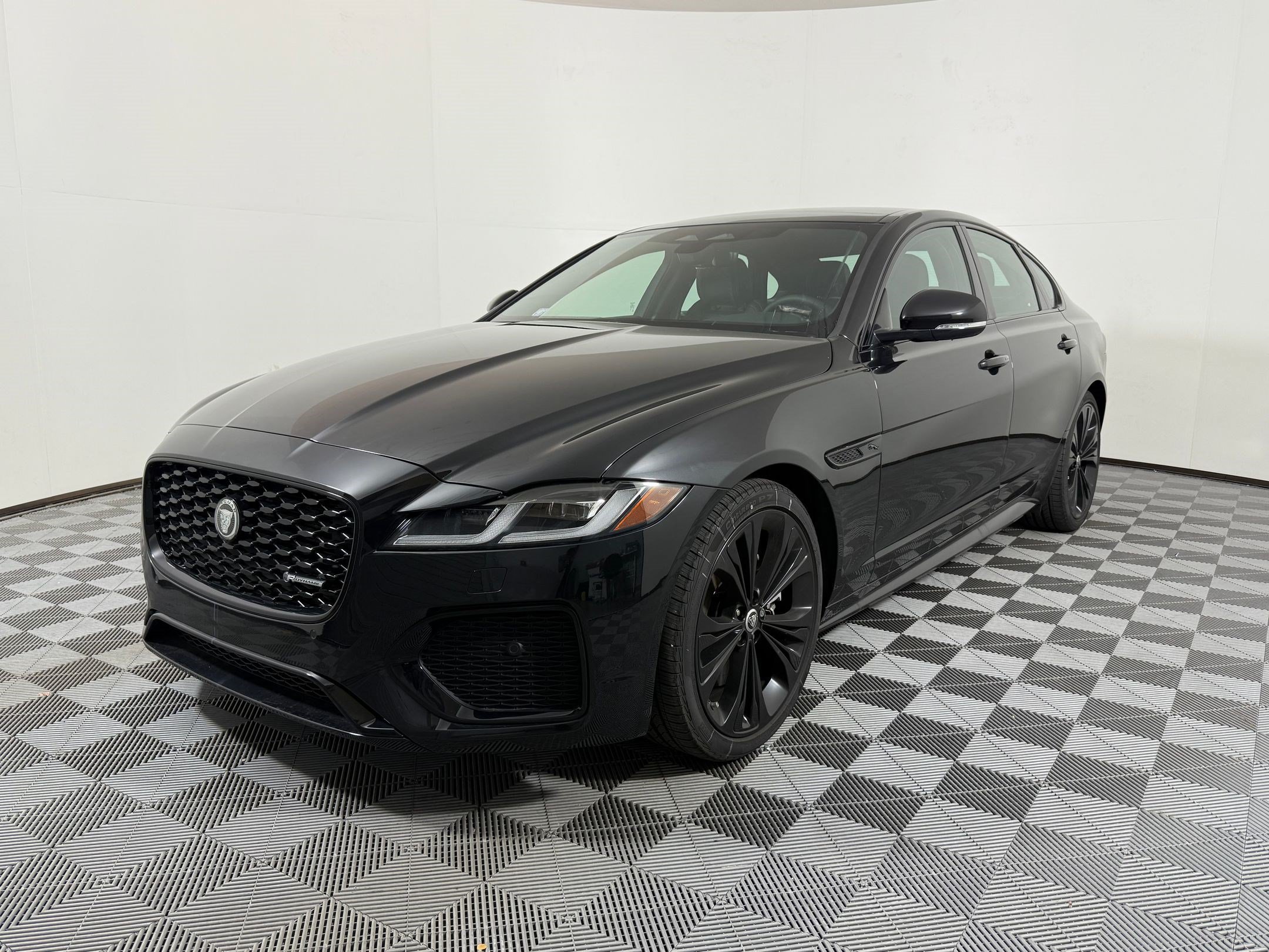 Used 2024 Jaguar XF R-Dynamic SE AWD/4WD image 1