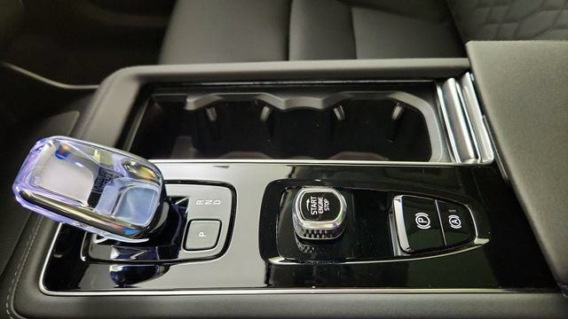 New 2026 Volvo XC90 B6 Plus w/ Protection Package Premier AWD/4WD image 17