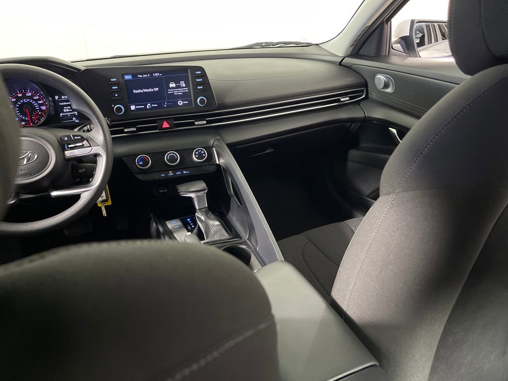Used 2021 Hyundai Elantra SE FWD image 17