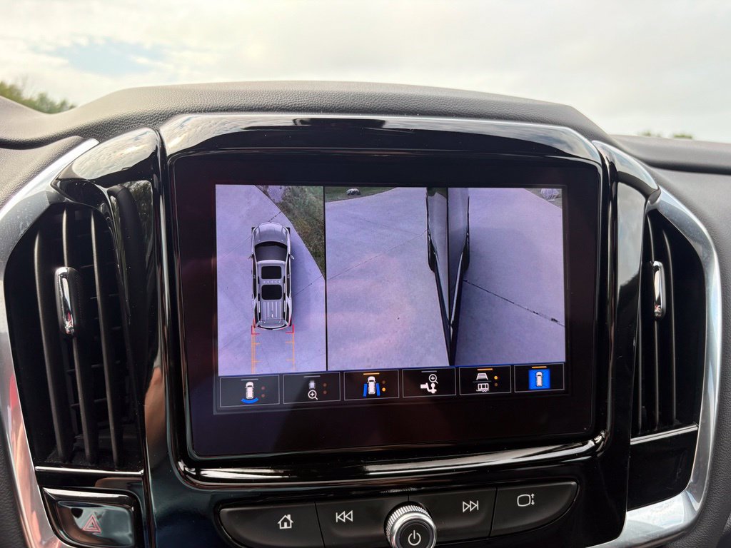 Used 2023 Chevrolet Traverse High Country AWD/4WD image 32