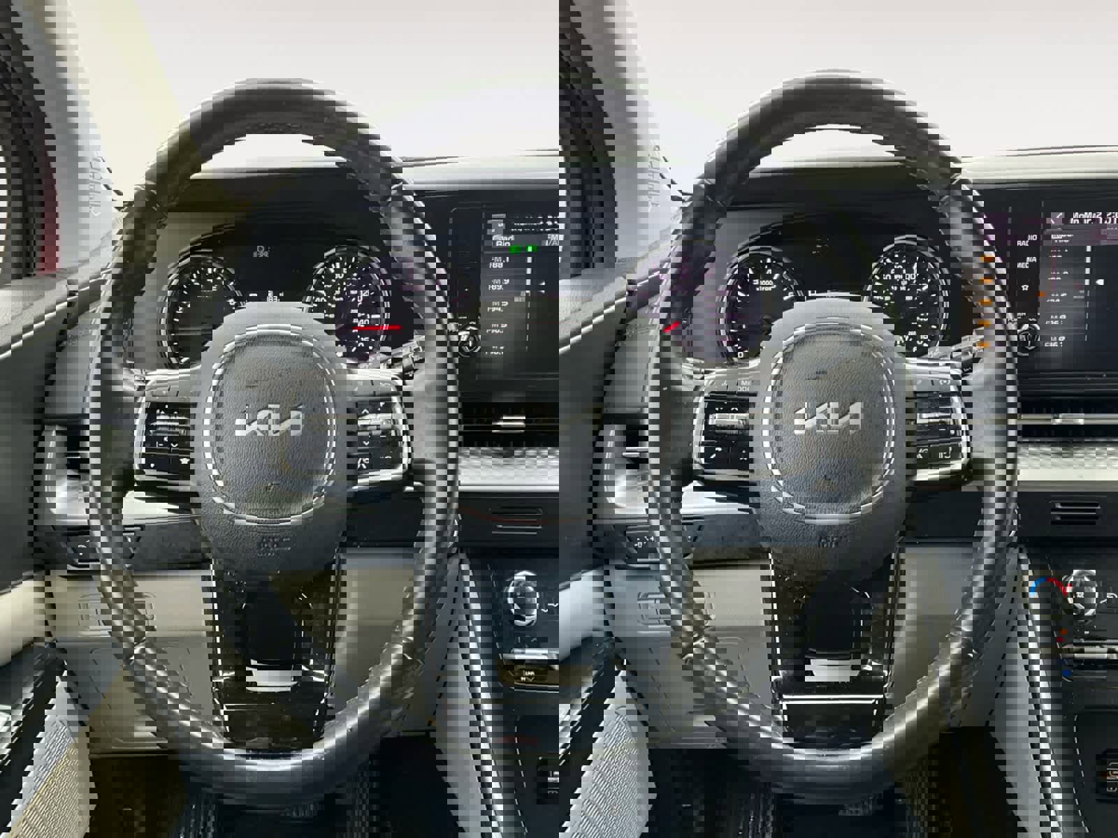 Used 2022 Kia Carnival LX image 14