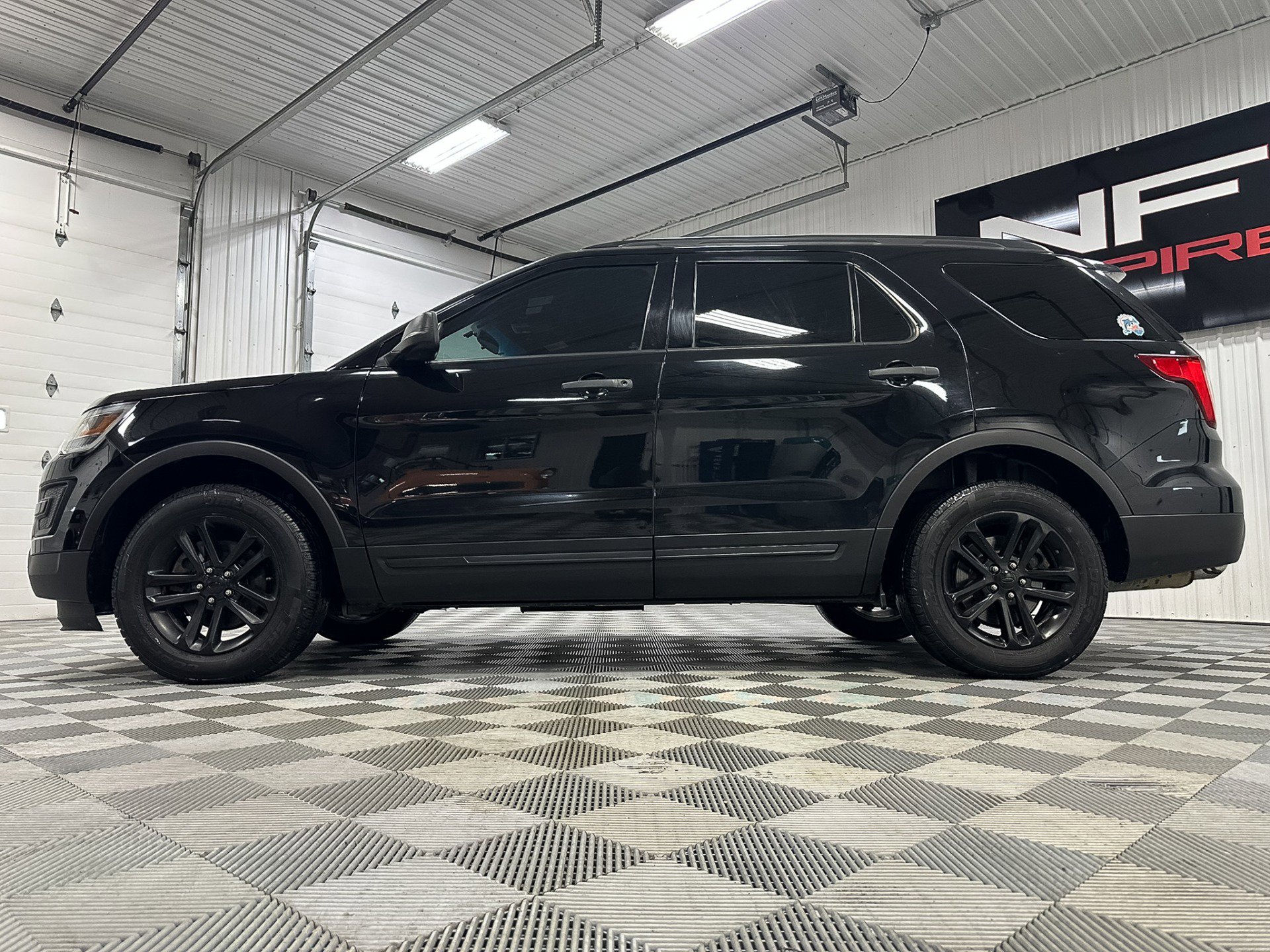 Used 2017 Ford Explorer XLT image 11
