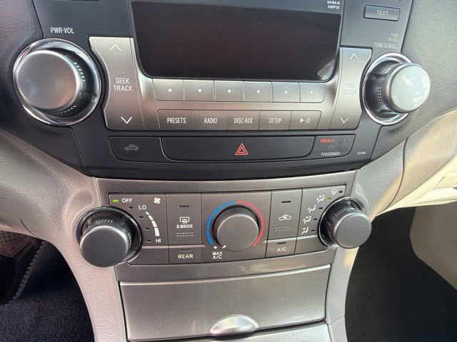 Used 2012 Toyota Highlander FWD w/ Tech Pkg image 18