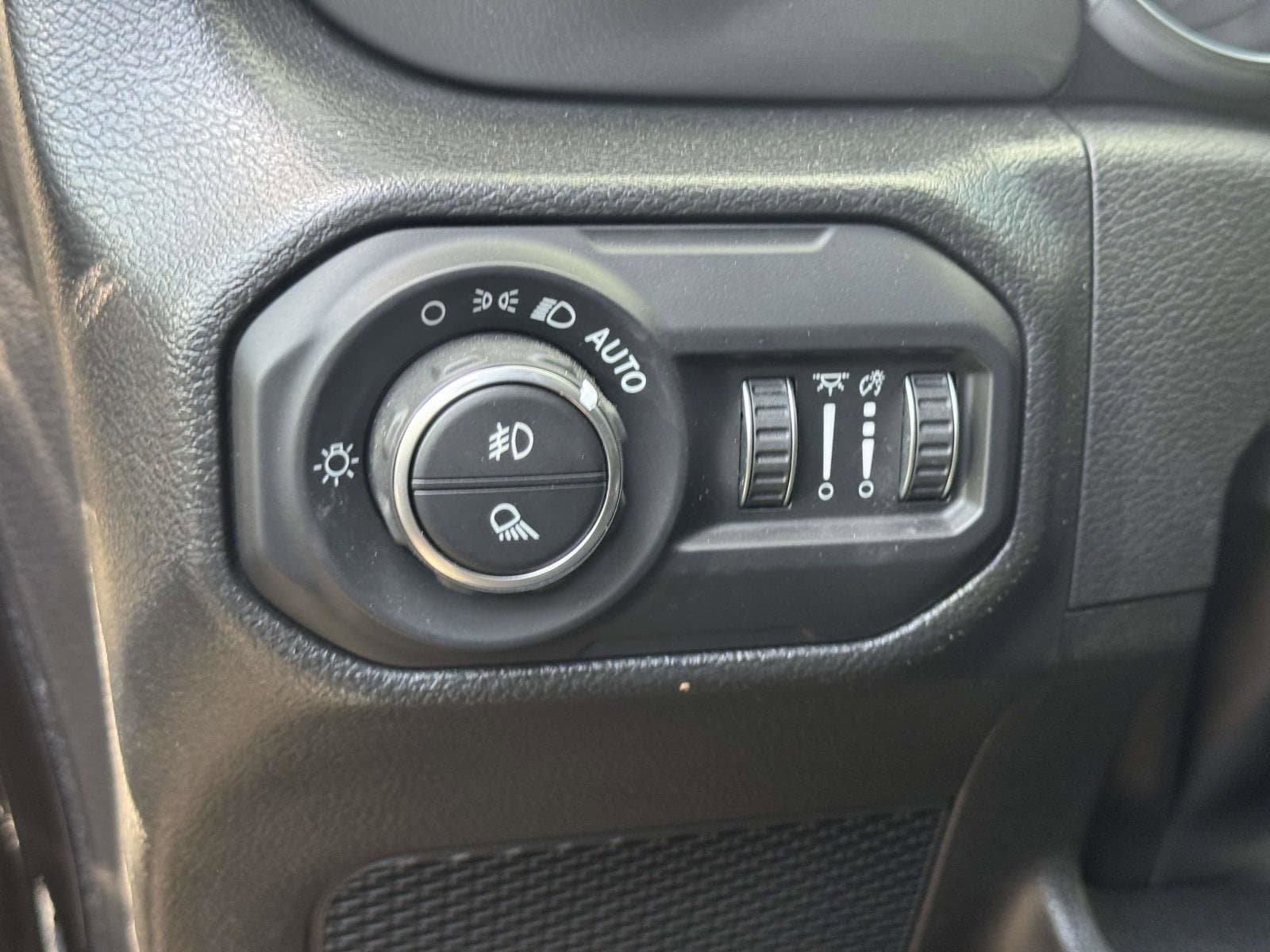 Used 2022 Jeep Gladiator Overland w/ Cold Weather Group AWD/4WD image 19