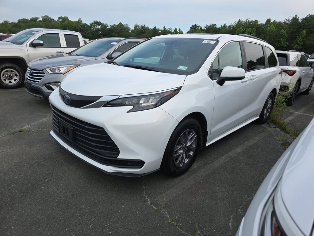 Used 2025 Toyota Sienna LE w/ LE Plus Package FWD image 1