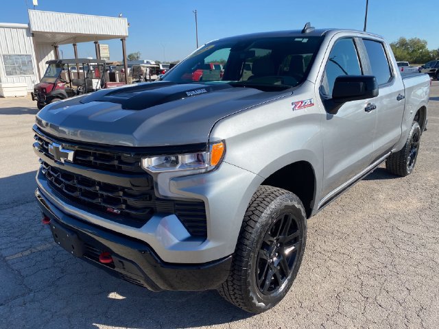 Used 2025 Chevrolet Silverado 1500 LT Trail Boss w/ Convenience Package II AWD/4WD image 2