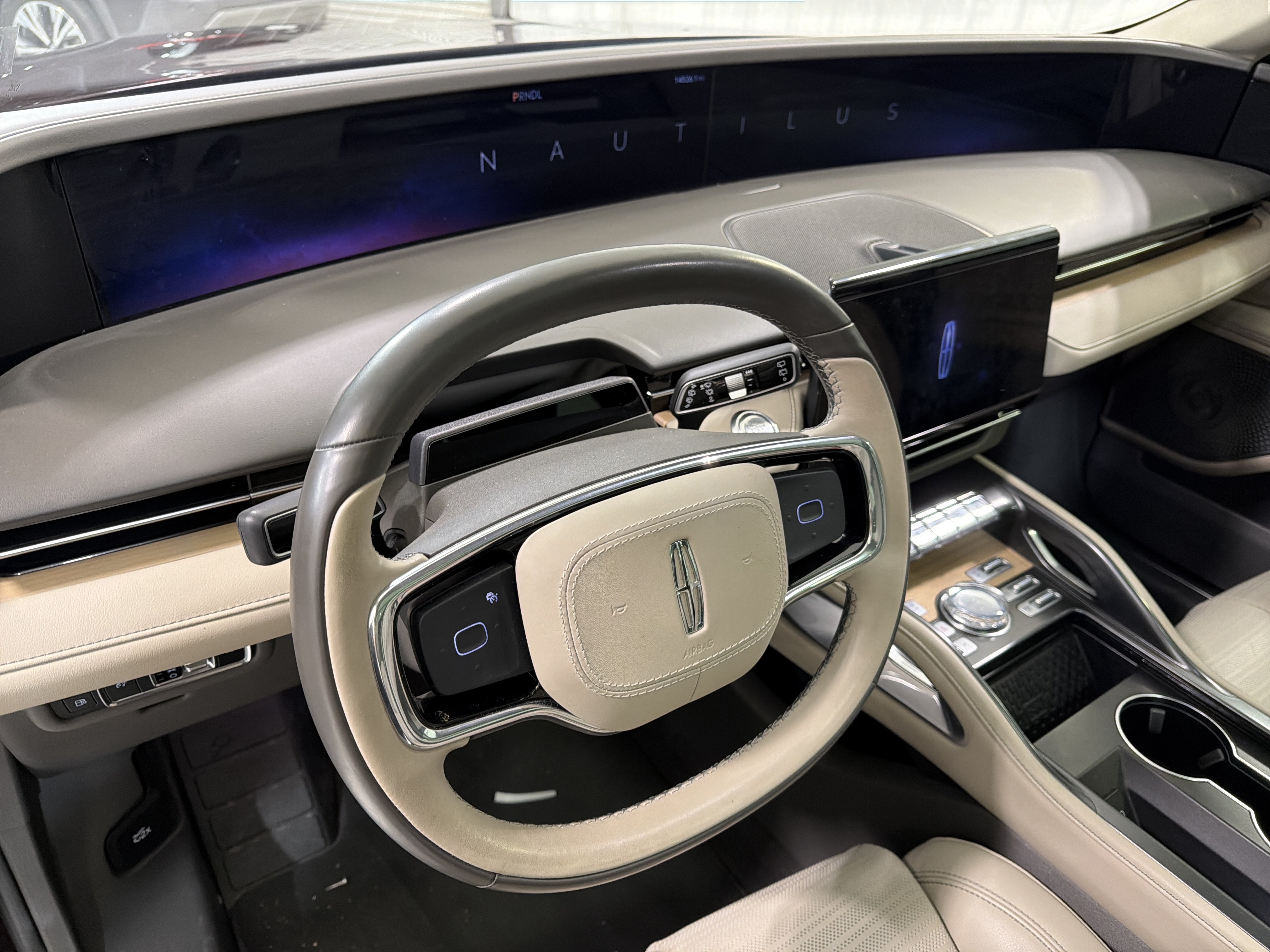 Used 2025 Lincoln Nautilus Reserve AWD/4WD image 16