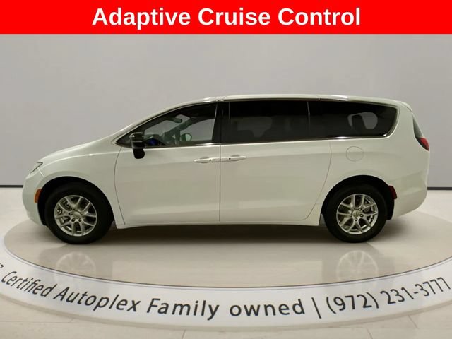Used 2025 Chrysler Pacifica Select FWD image 2