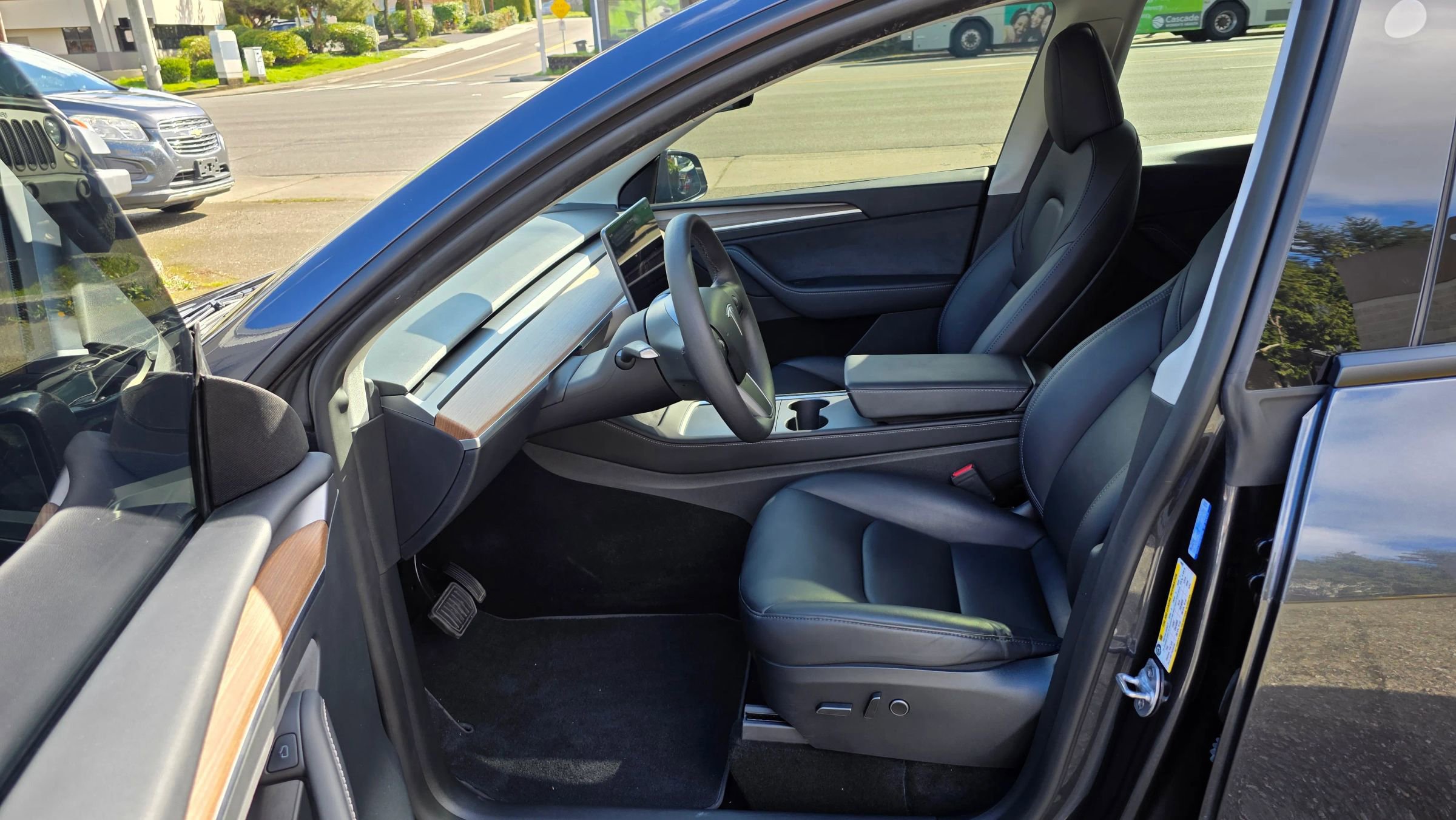 Used 2024 Tesla Model Y Long Range AWD/4WD image 2