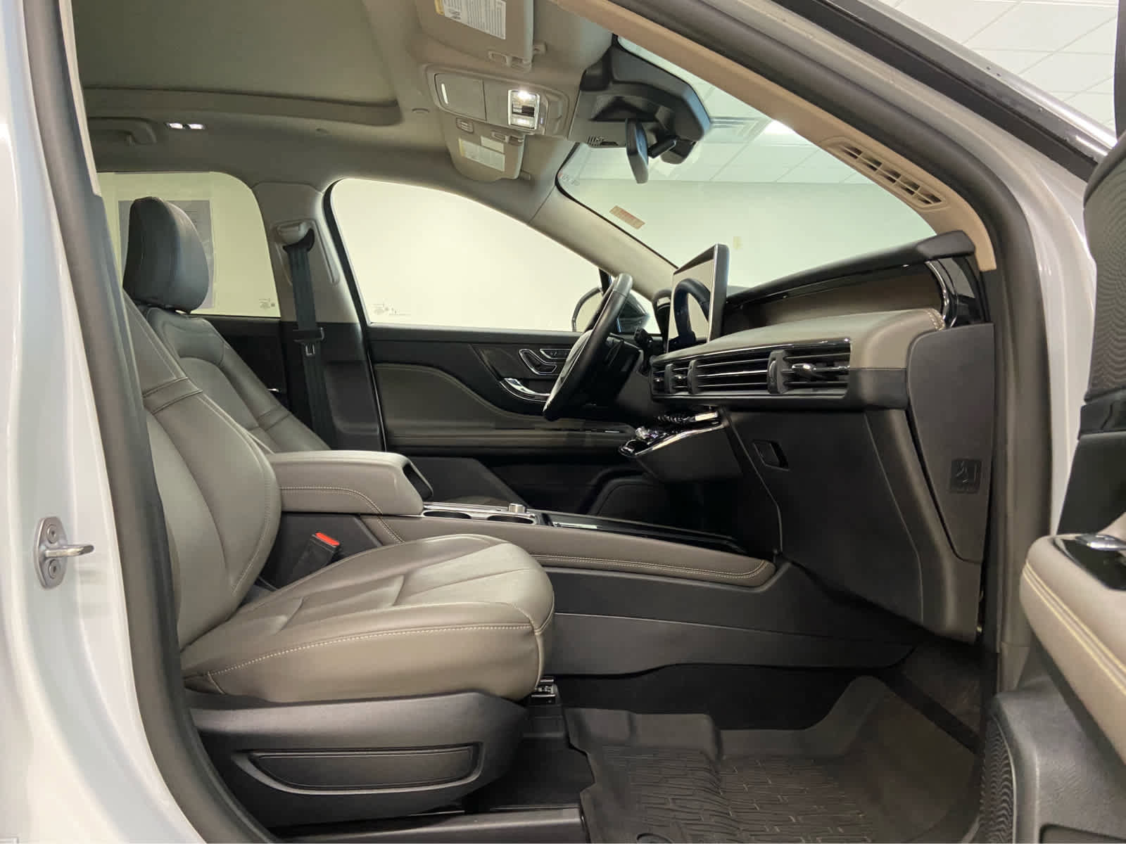 Used 2025 Lincoln Corsair Grand Touring w/ Equipment Group 301A image 16