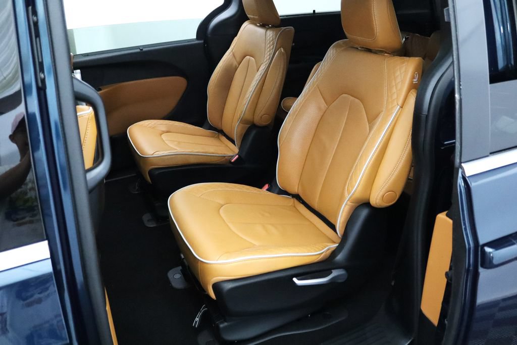 Used 2023 Chrysler Pacifica Pinnacle FWD image 9