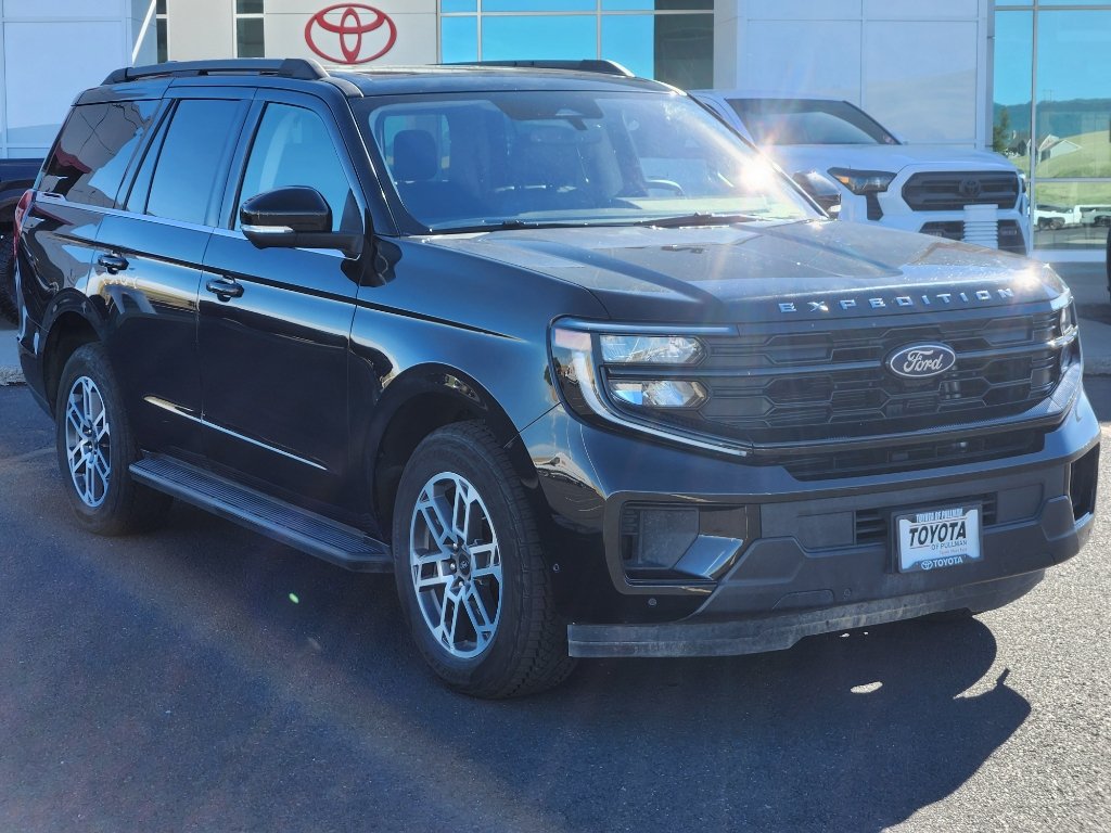 Used 2025 Ford Expedition Active AWD/4WD image 2