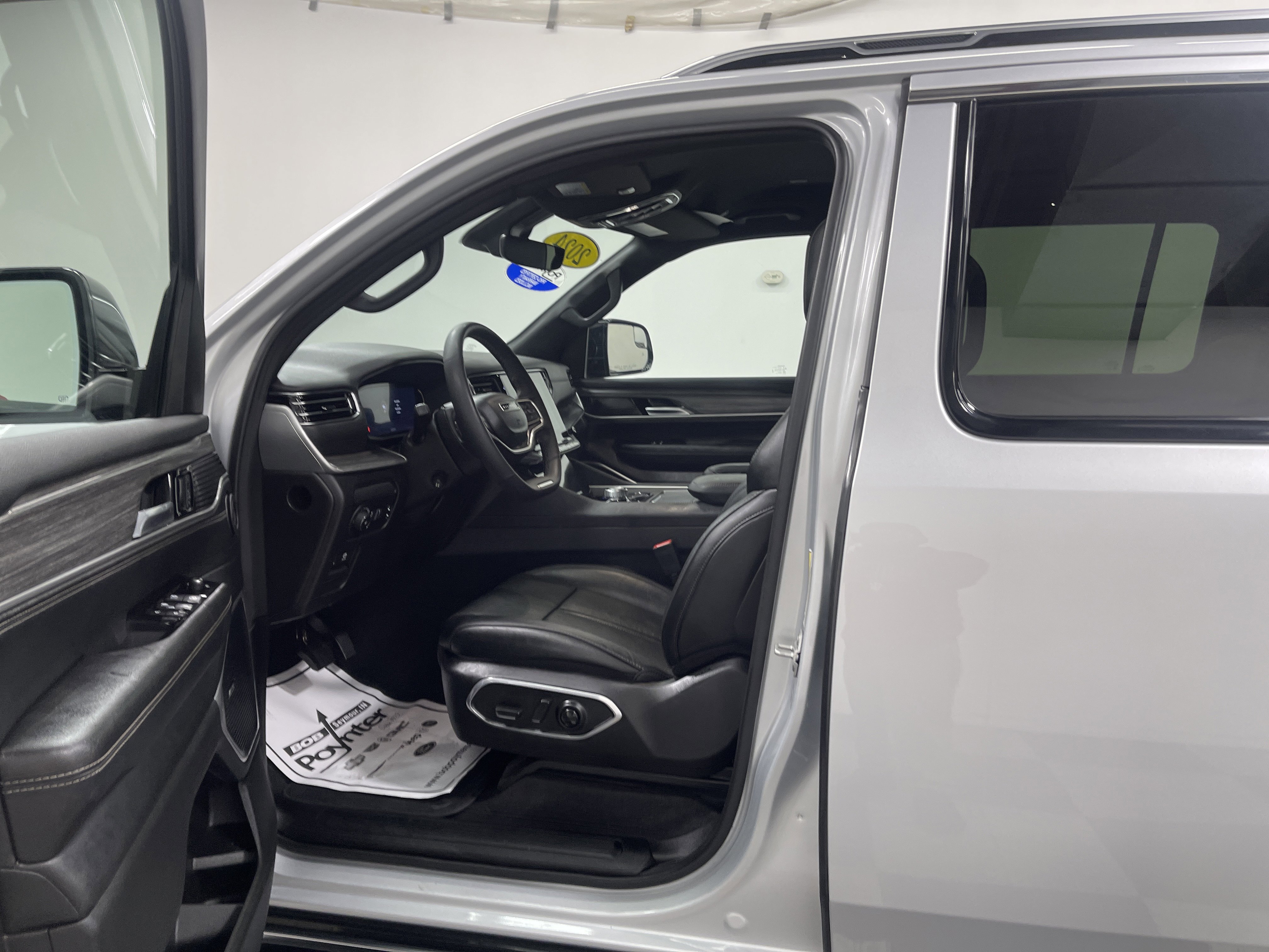 Used 2024 Jeep Wagoneer L Series II w/ Flexible Seating Group image 9