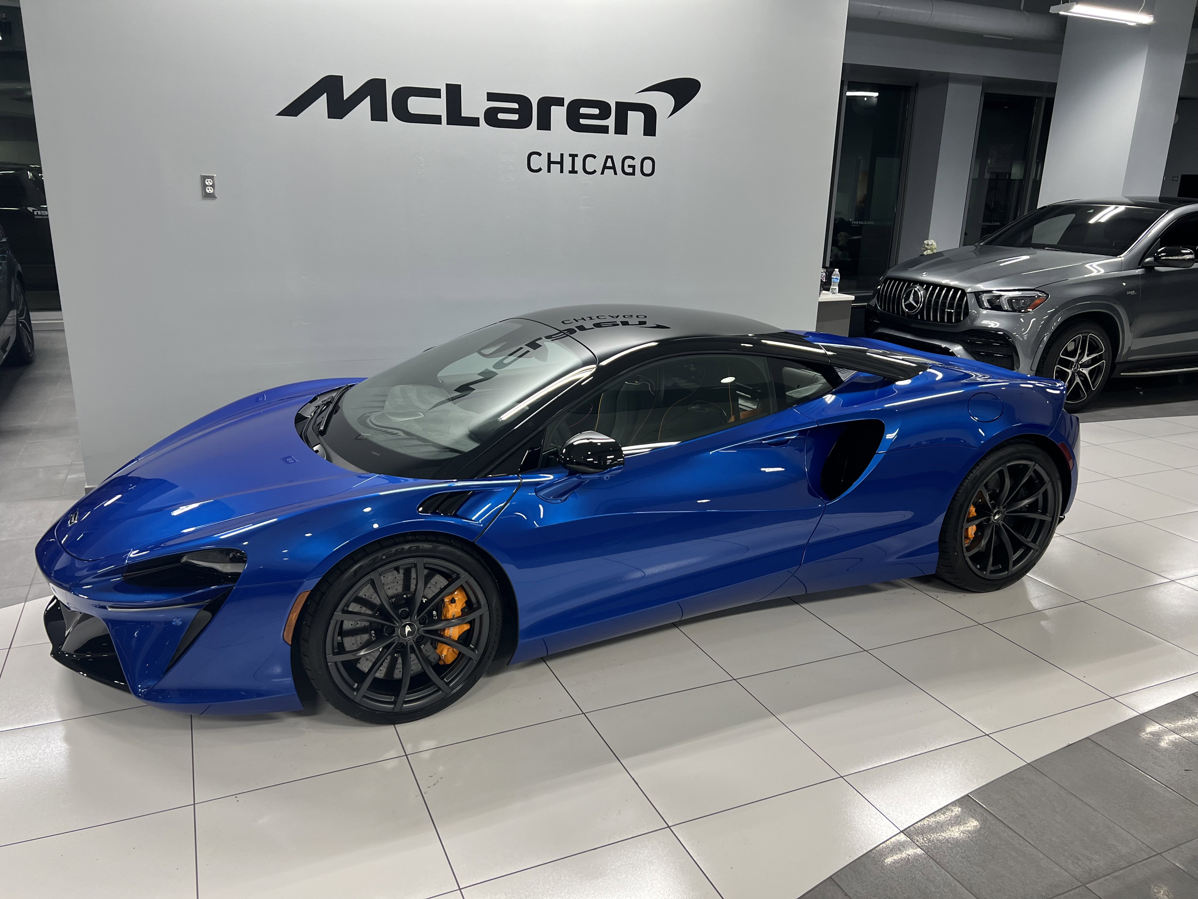 Used 2024 McLaren Artura image 2