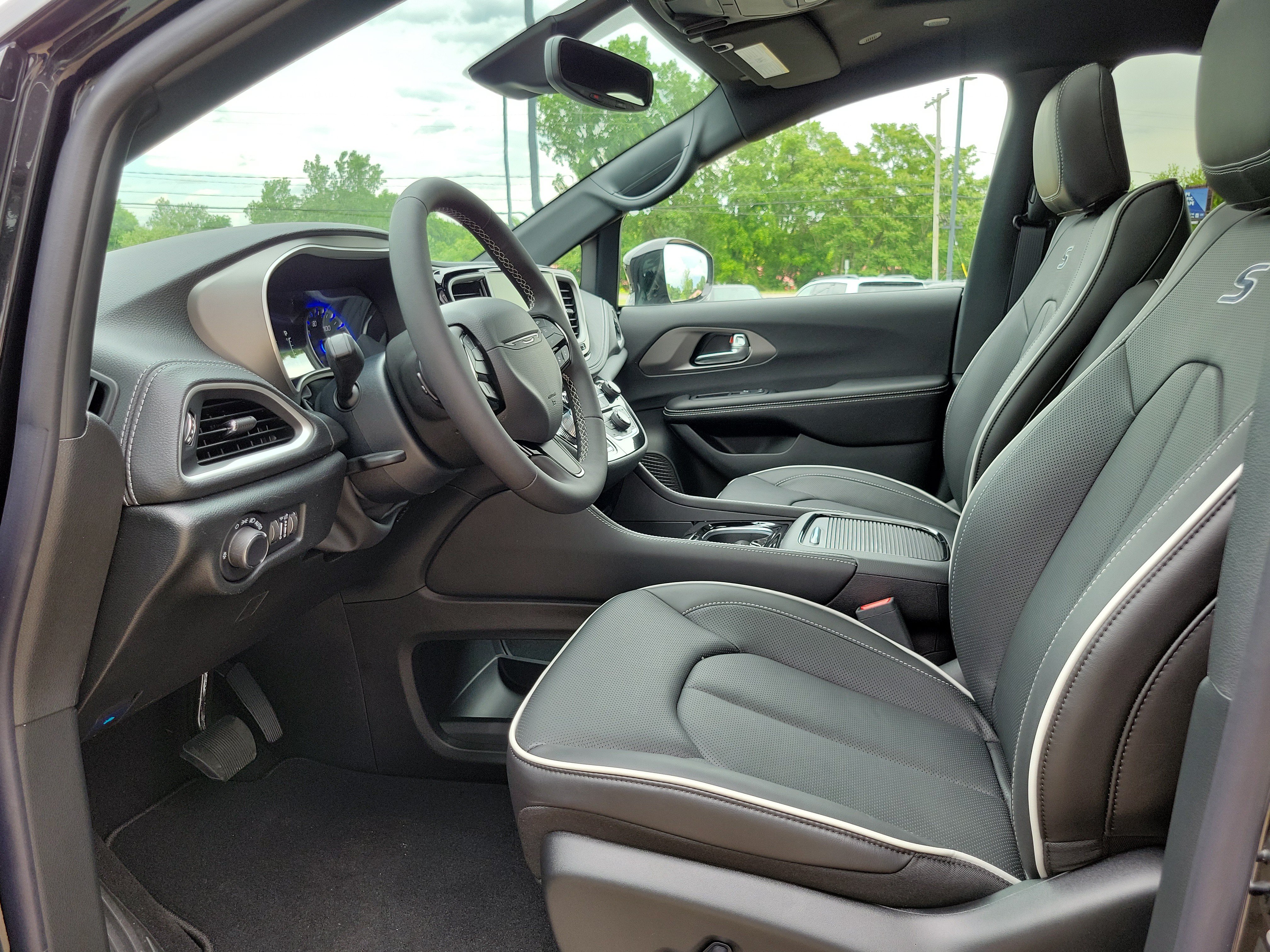 New 2027 Chrysler Pacifica Limited FWD image 7