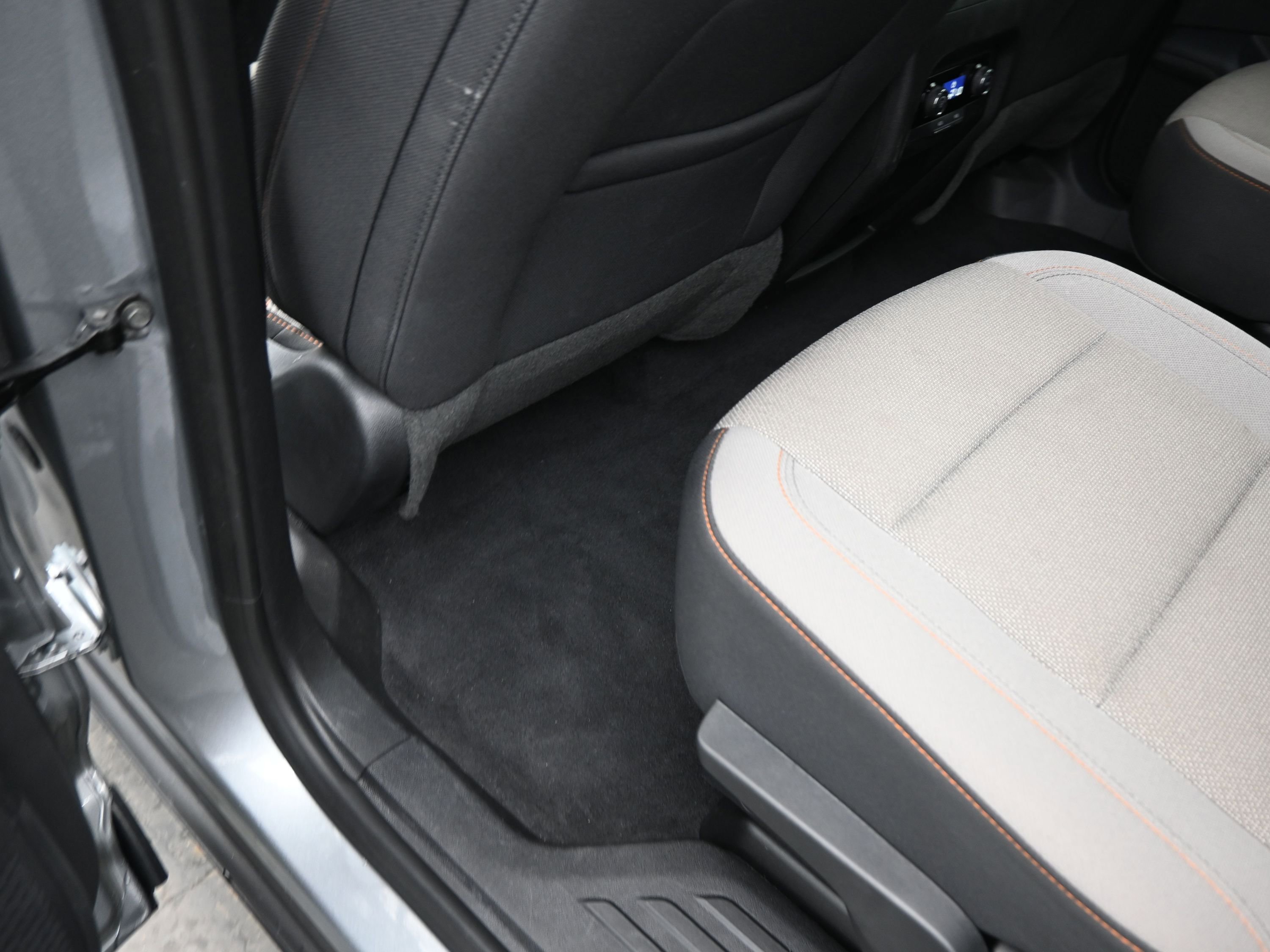 Used 2025 Chevrolet Traverse LT image 18