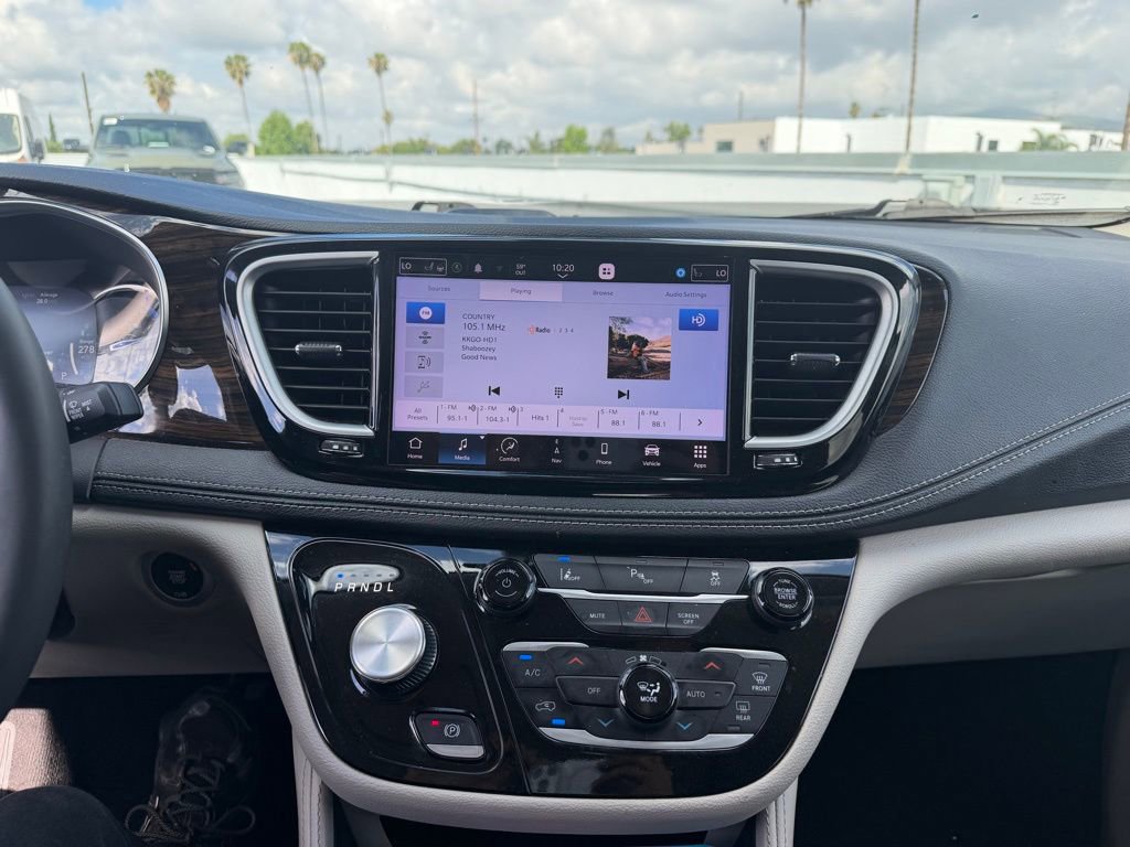 Used 2023 Chrysler Pacifica Limited image 9