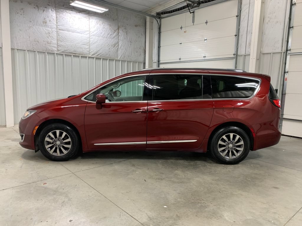 Used 2019 Chrysler Pacifica Touring-L Plus FWD image 3