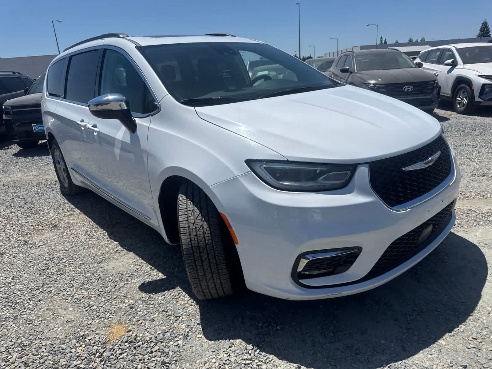 Used 2023 Chrysler Pacifica Limited FWD image 3