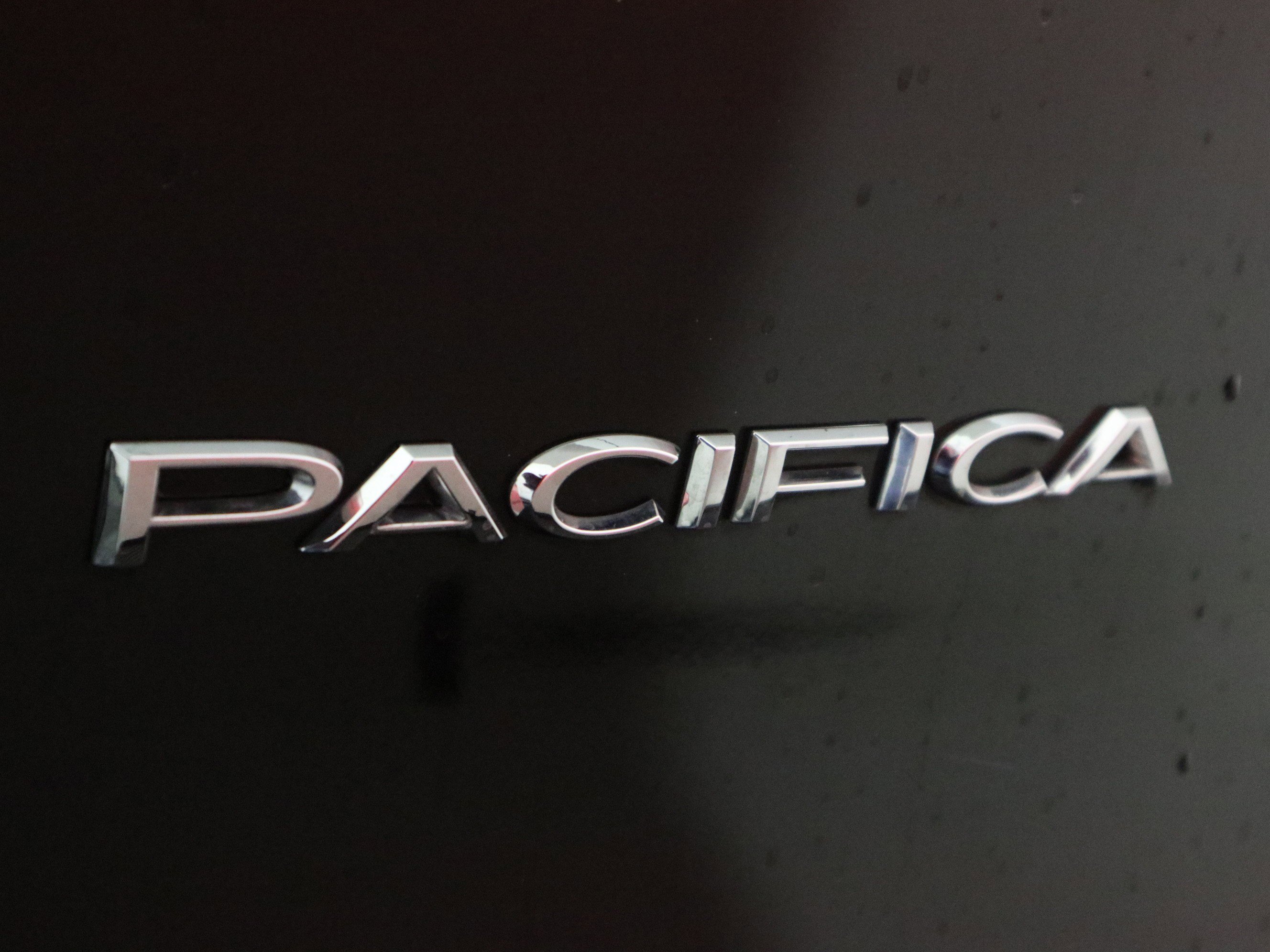 Used 2024 Chrysler Pacifica Touring-L image 37