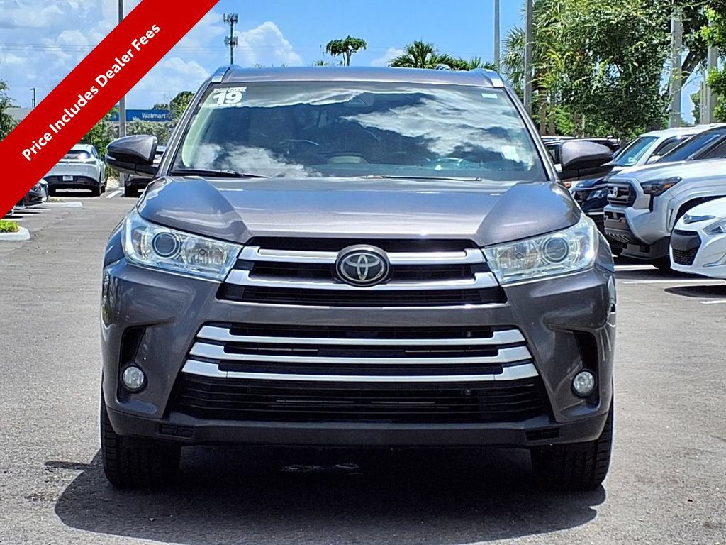 Used 2019 Toyota Highlander XLE FWD image 2