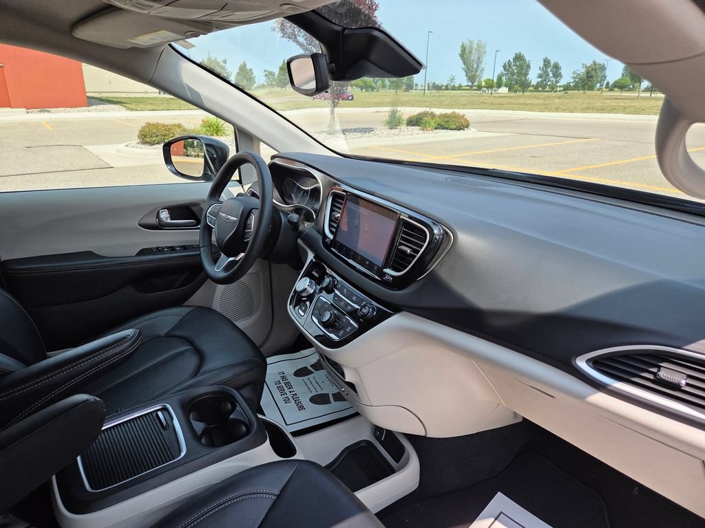 Used 2024 Chrysler Pacifica Touring-L FWD image 37