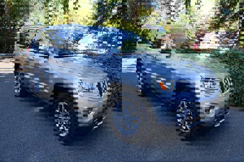 Used 2015 Jeep Grand Cherokee Limited image 2