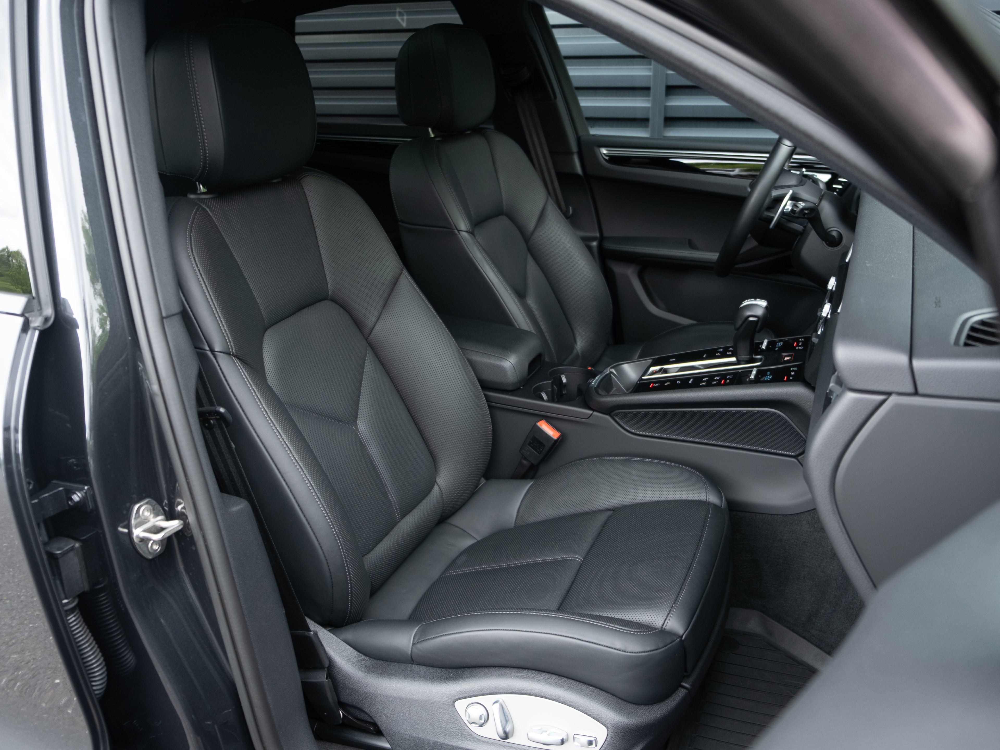 Certified 2023 Porsche Macan AWD/4WD image 39
