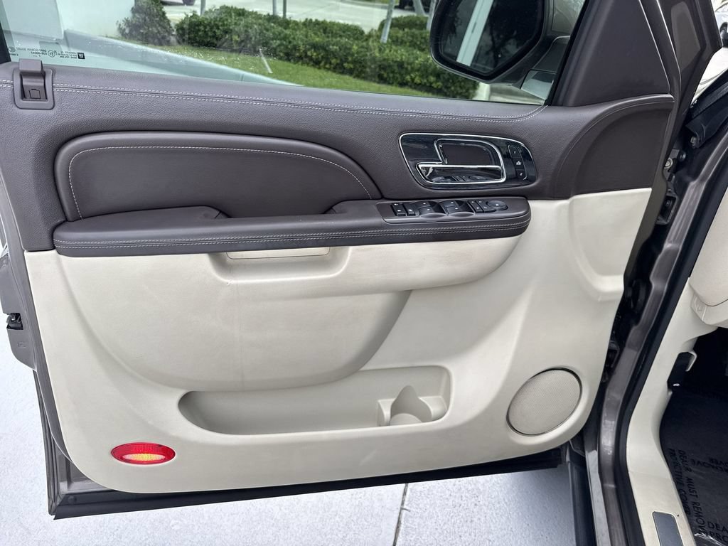 Used 2013 Cadillac Escalade Platinum RWD image 39