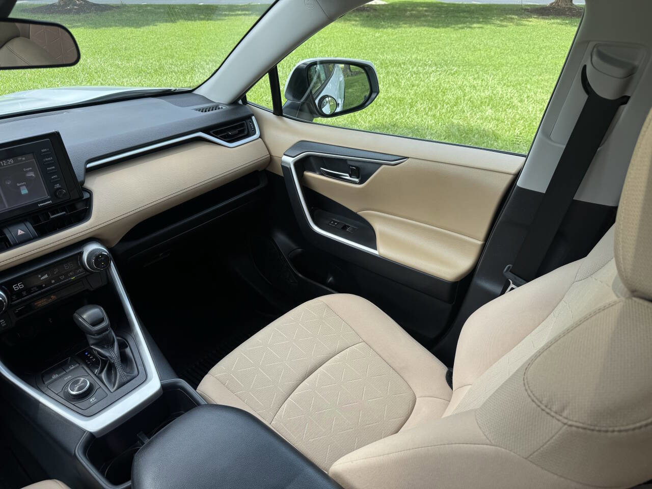 Used 2022 Toyota RAV4 XLE w/ Convenience Package image 13
