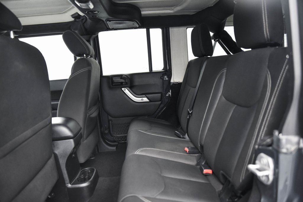 Used 2016 Jeep Wrangler Unlimited Sahara w/ Connectivity Group image 11