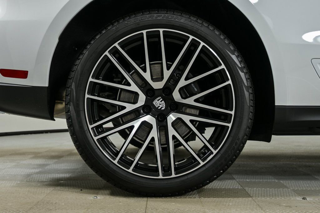 Certified 2025 Porsche Macan image 38