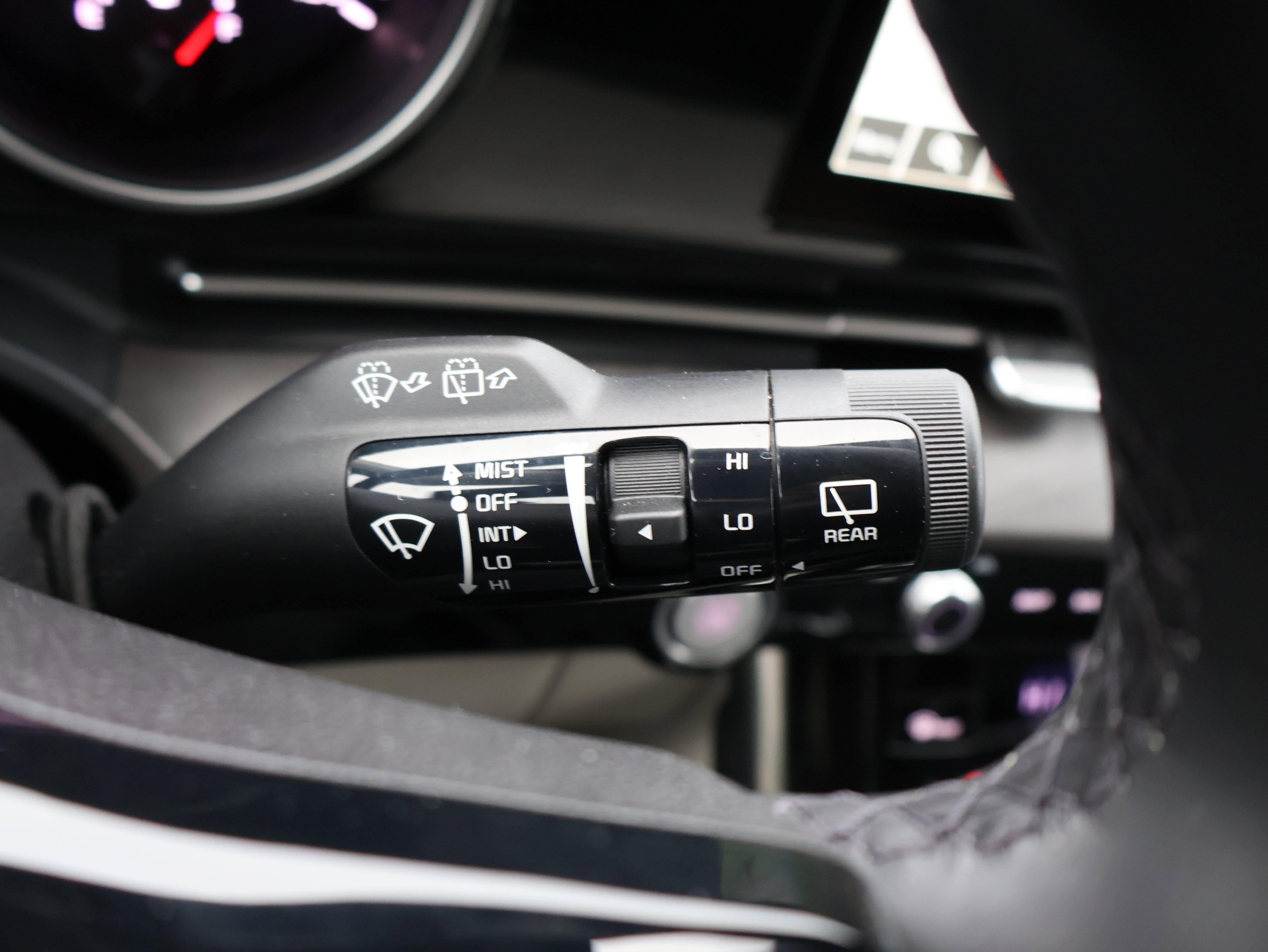 Used 2022 Kia Carnival EX image 34