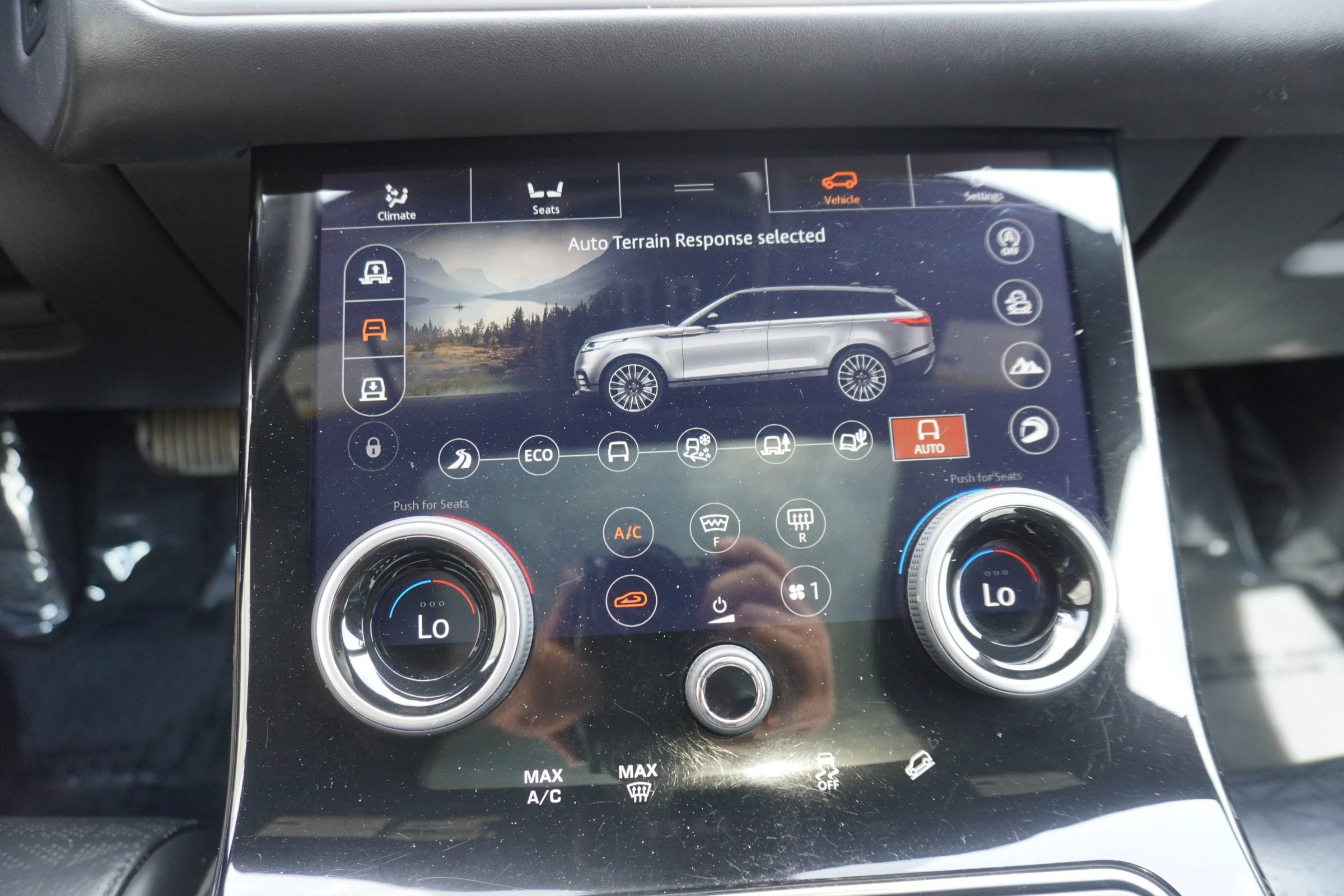 Used 2018 Land Rover Range Rover Velar R-Dynamic HSE AWD/4WD image 17