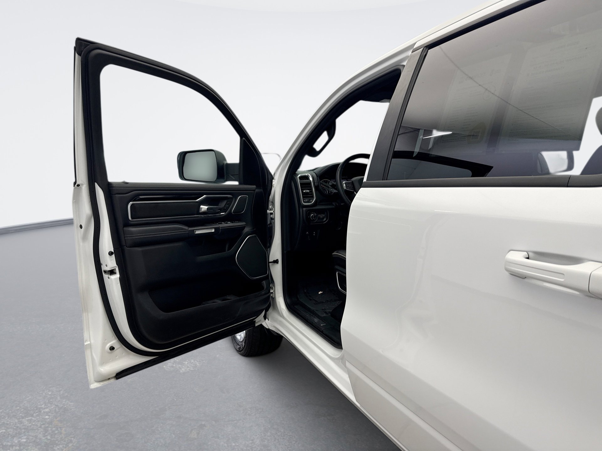 Used 2022 RAM 1500 Laramie AWD/4WD image 9