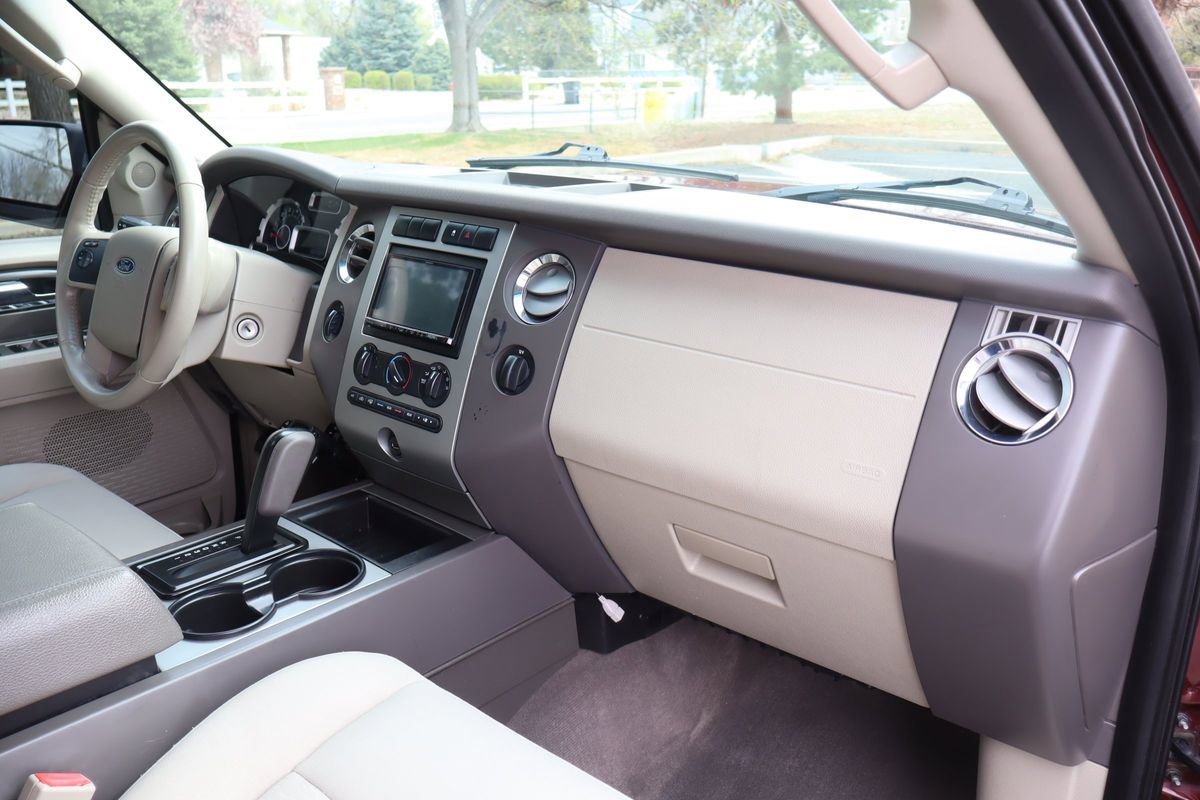Used 2010 Ford Expedition XLT image 17