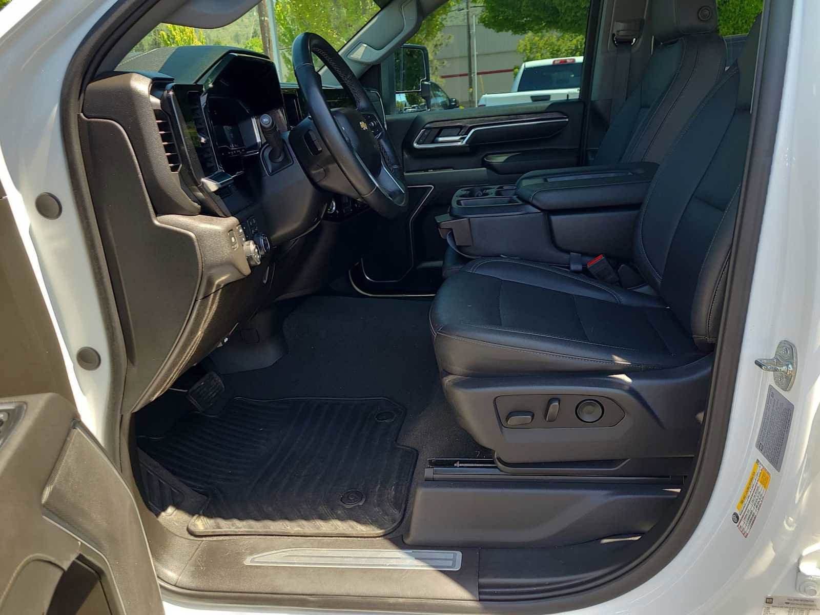 Used 2025 Chevrolet Silverado 3500 LTZ AWD/4WD image 19