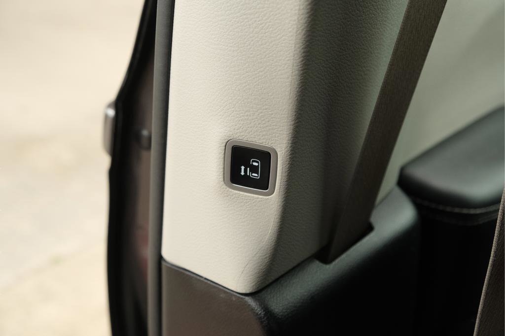 Used 2023 Chrysler Pacifica Touring-L FWD image 38