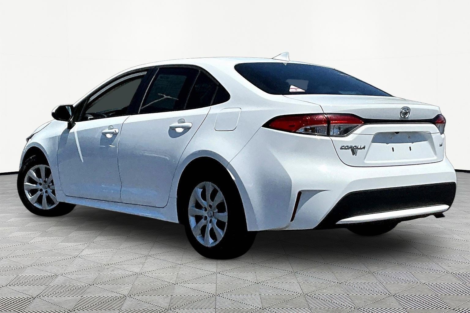 Used 2020 Toyota Corolla LE FWD image 4