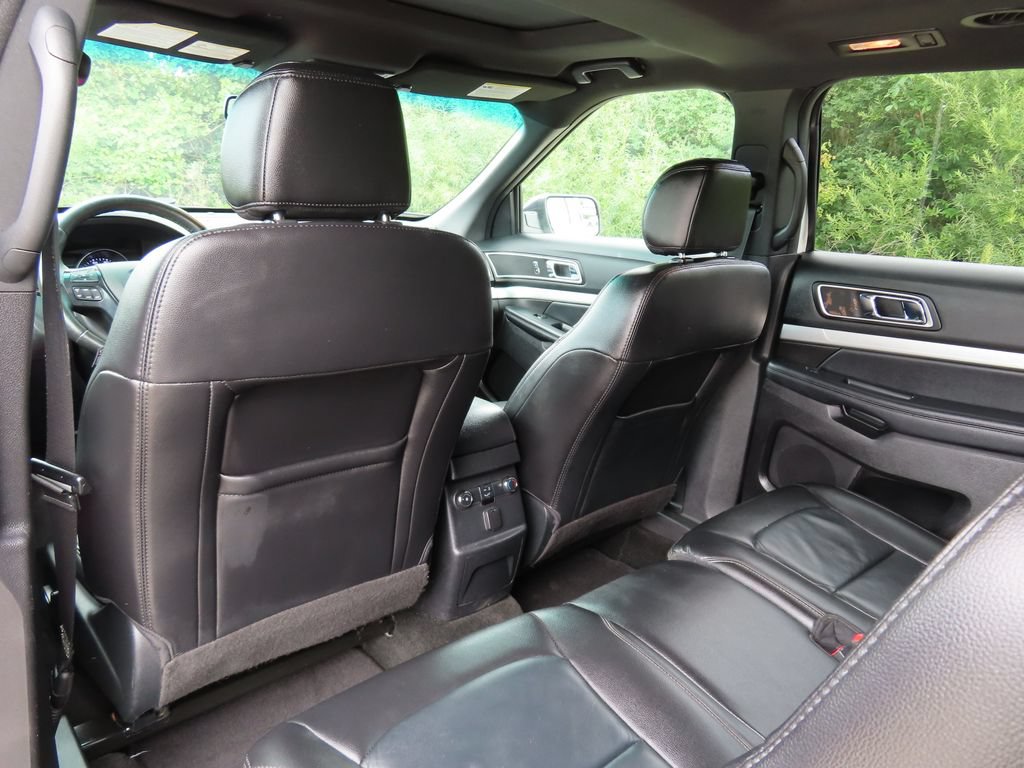 Used 2017 Ford Explorer XLT w/ Equipment Group 202A AWD/4WD image 26