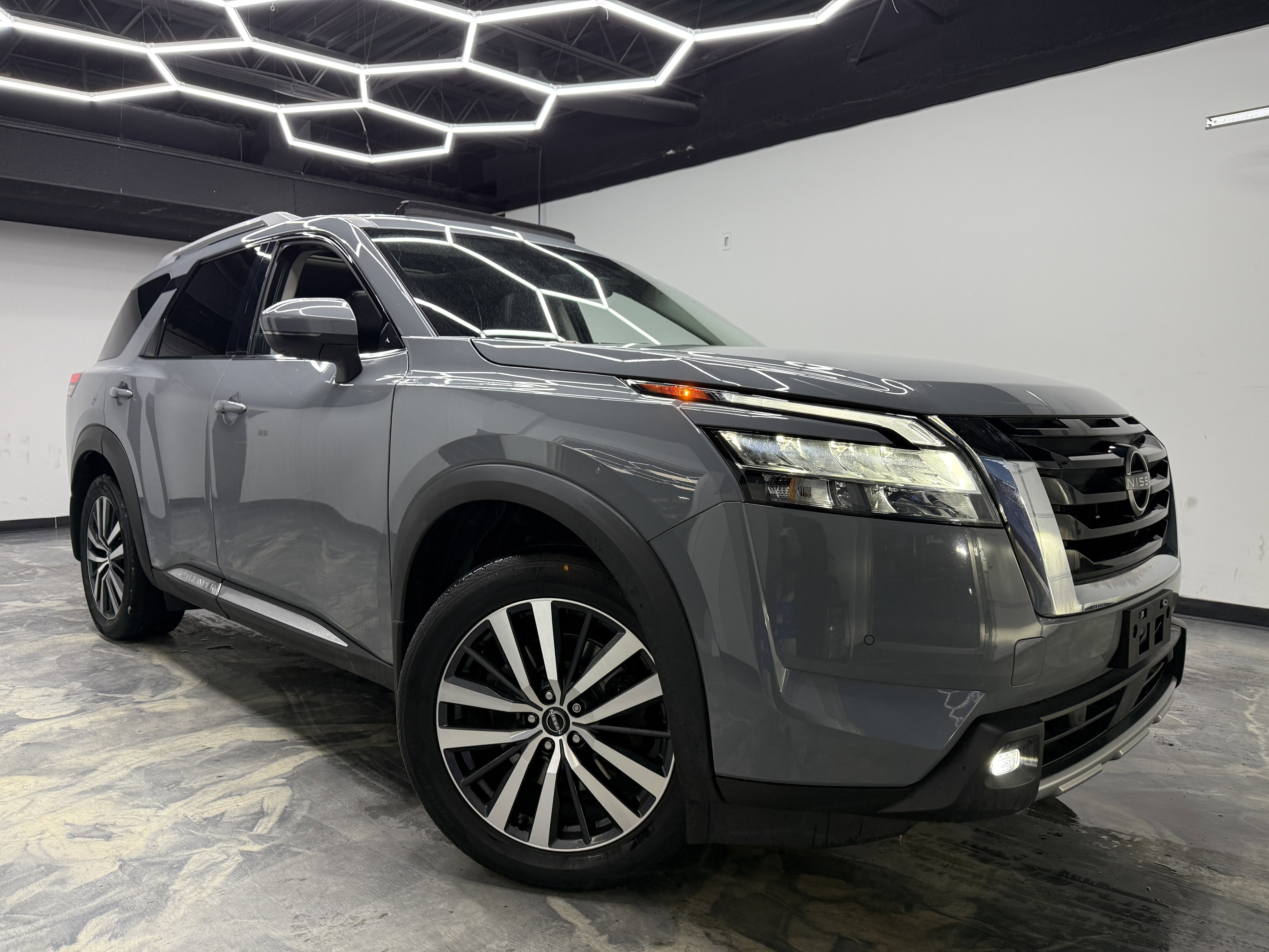 Used 2022 Nissan Pathfinder Platinum image 6