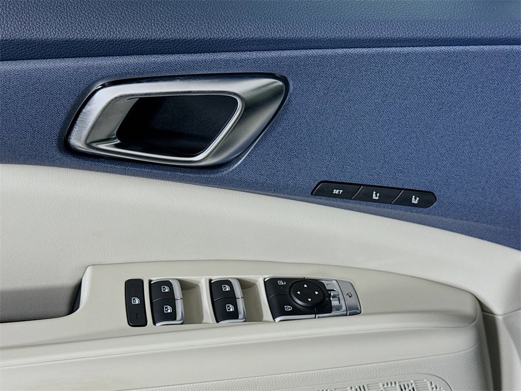 Used 2026 Kia Carnival EX image 24