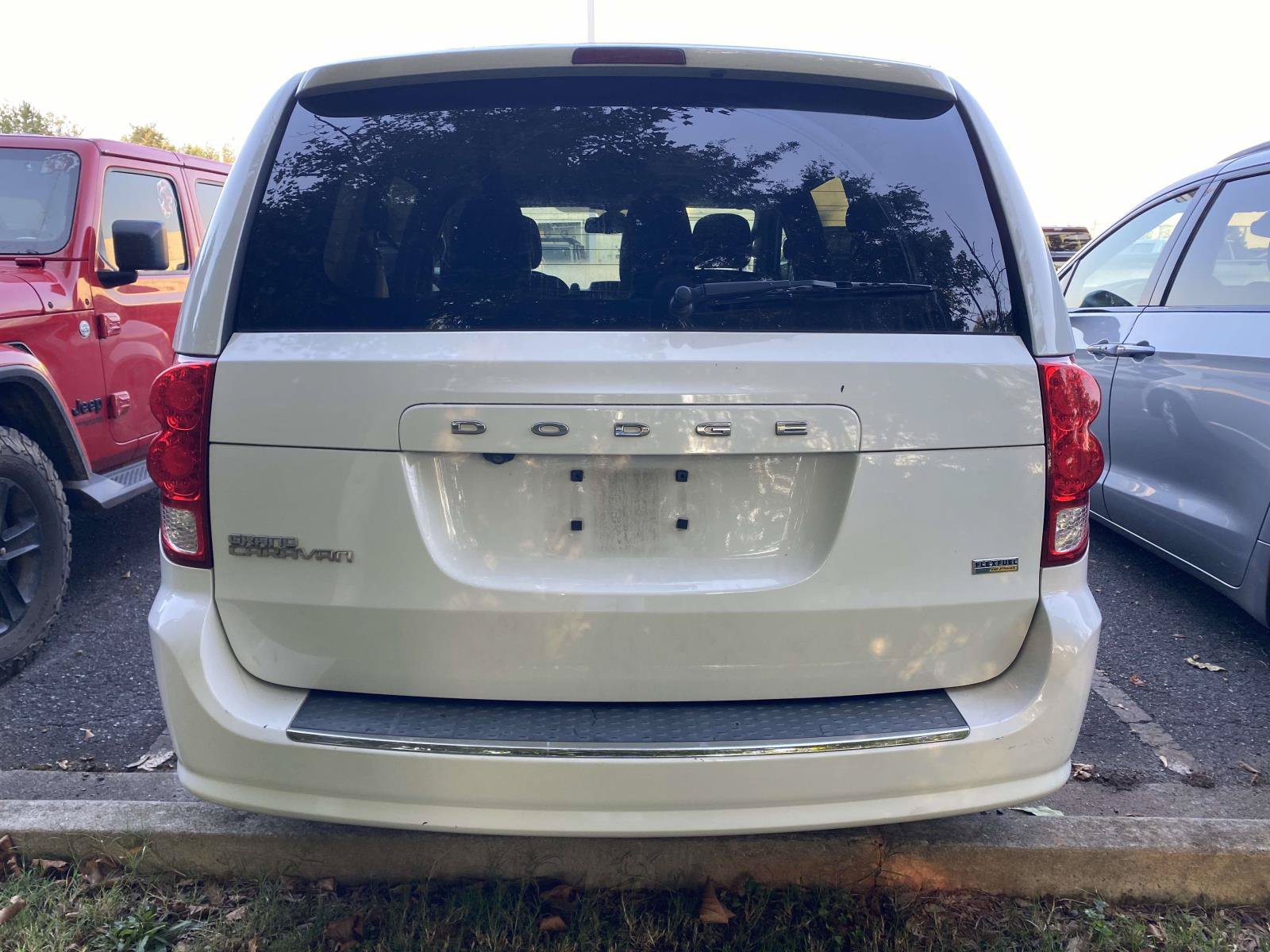 Used 2019 Dodge Grand Caravan SE w/ UConnect Hands-Free Group FWD image 7