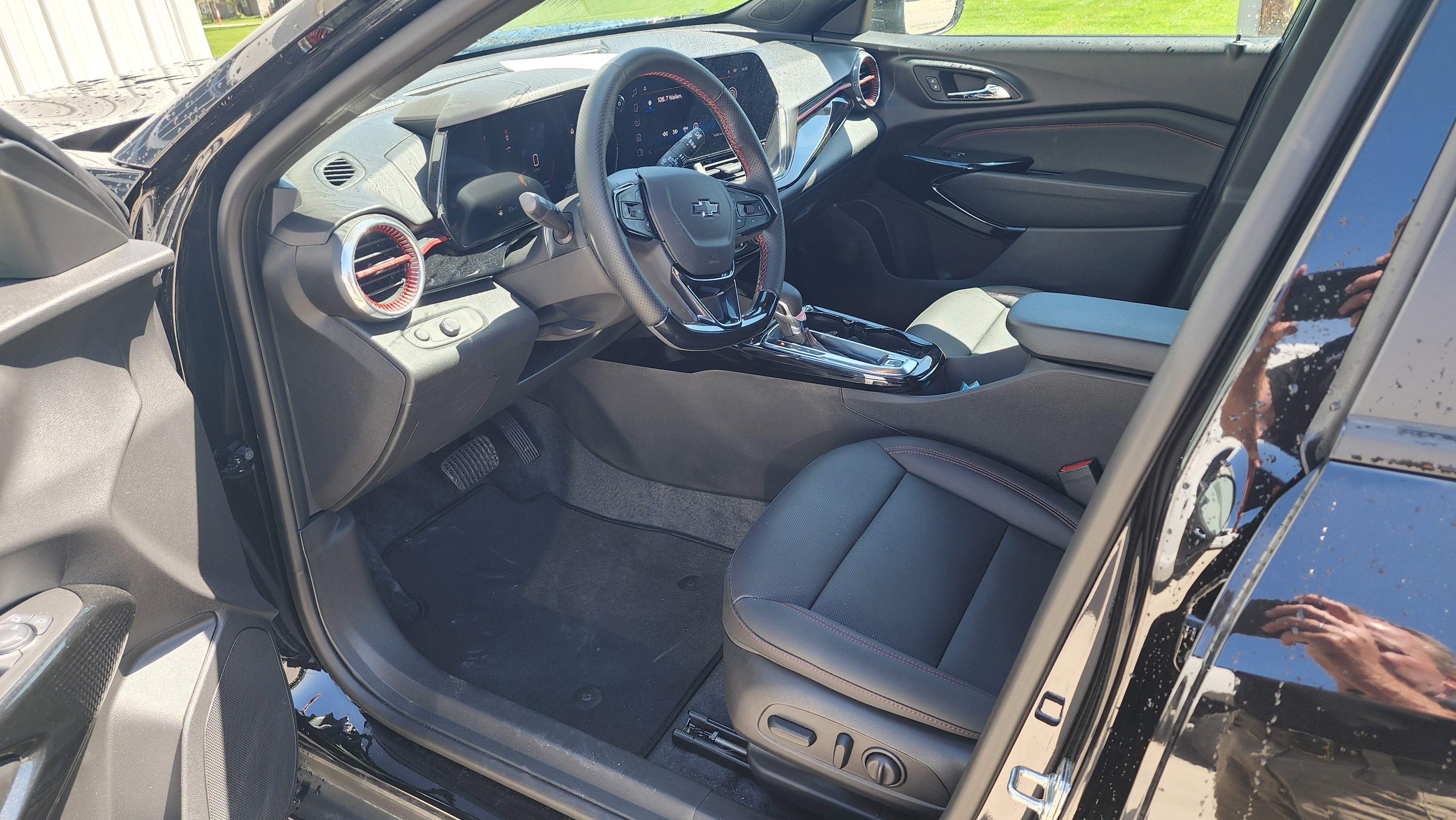 Used 2025 Chevrolet Trax RS w/ Sunroof Package FWD image 10